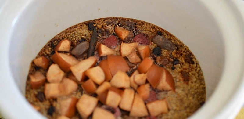 Overnight Apple Oatmeal via littleferrarokitchen.com