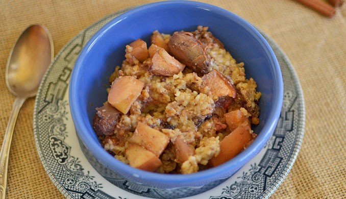 Overnight Apple Oatmeal via littleferrarokitchen.com