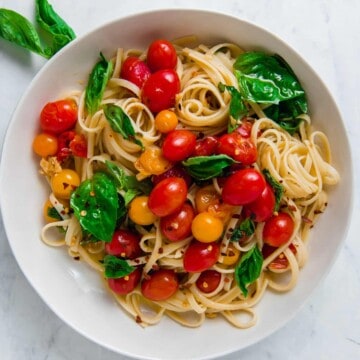 15 minute cherry tomato pasta is what summer dinners are made for! Sweet cherry tomatoes burst in olive oil and lots of garlic, creating the most delicious, slightly sweet and bright summery pasta.