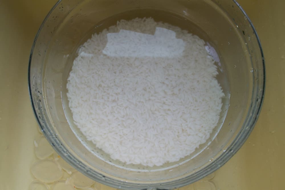 Place rice in a bowl and wash rice, rinsing several times until clear there is clear water. Fill up with water again and add a generous pinch of salt. Allow to soak for 20 minutes.