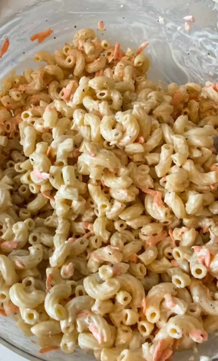 In a large bowl, mix the cooked macaroni with the mayonnaise, grated carrot and grated onion.