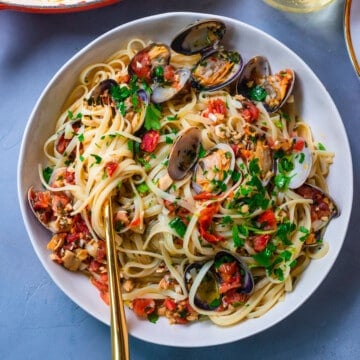 Clam pasta with tomatoes and garlic.