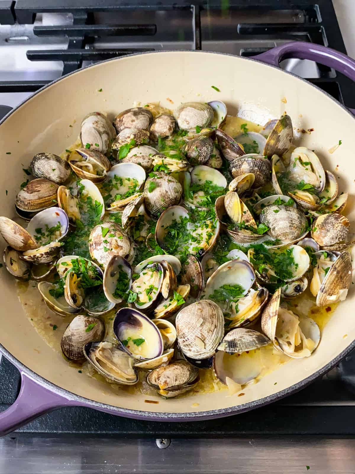 Garnish the white wine clams with chopped parsley.
