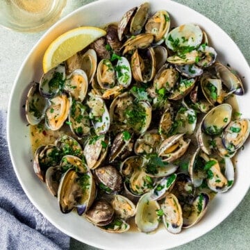 Steamed clams in white wine with garlic.