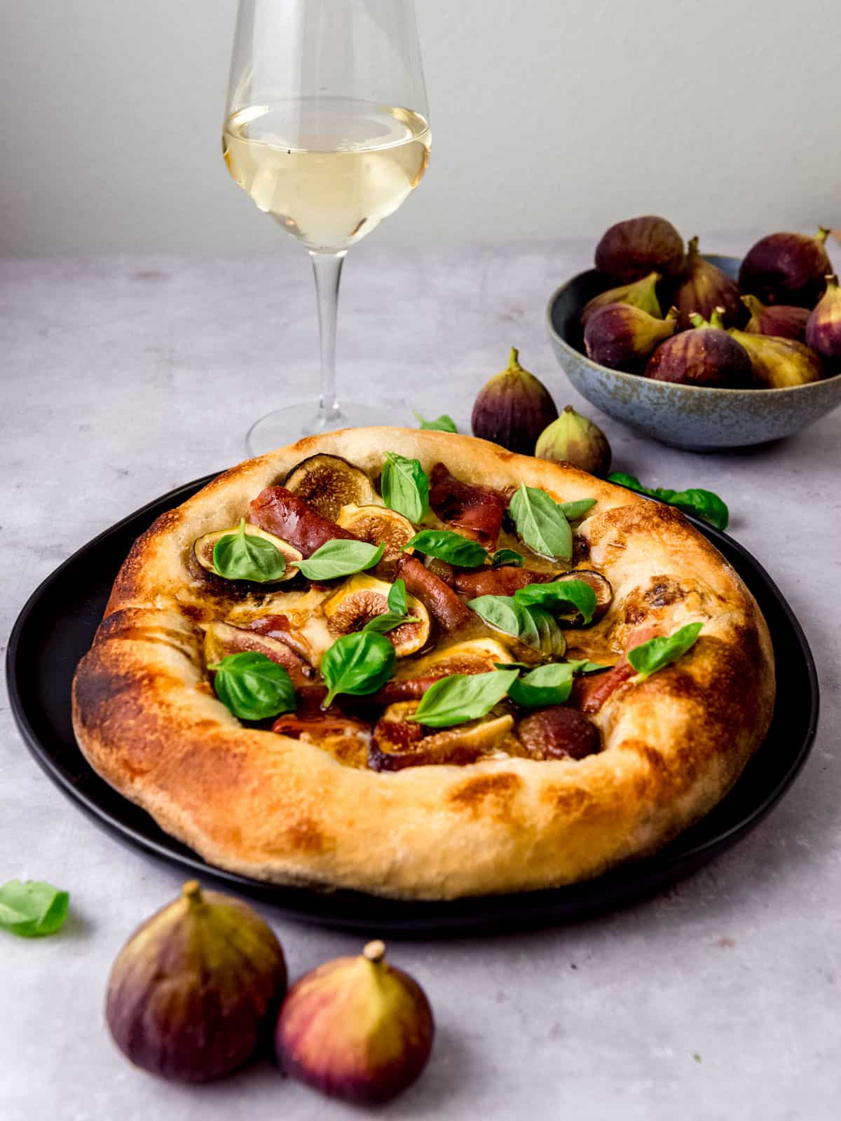 Fig and prosciutto pizza with mozorella.