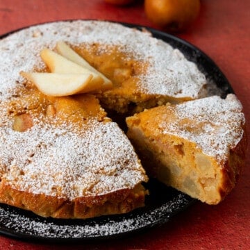 Pear ginger cake recipe with olive oil and cinnamon.