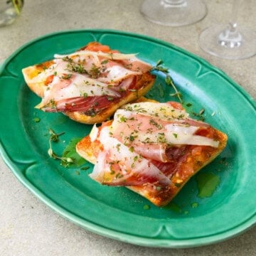 Easy recipe for pan con tomate with manchego and jamón.