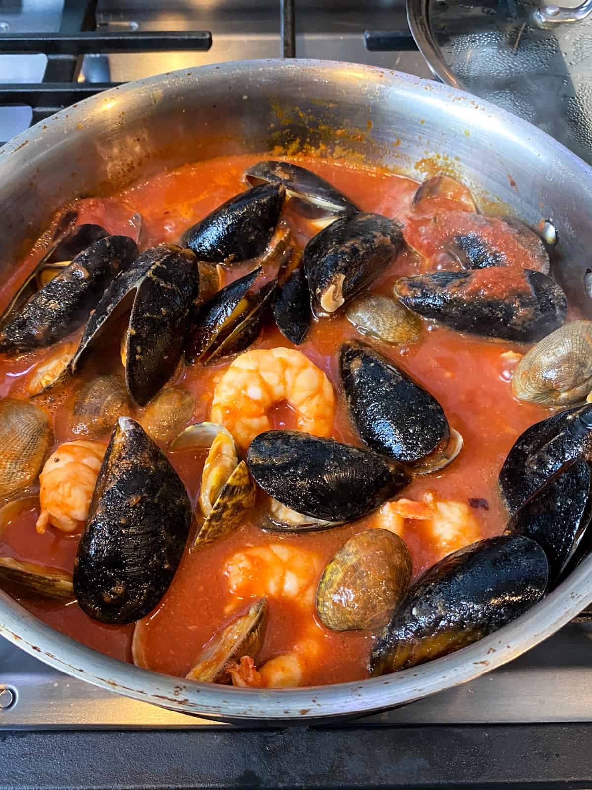 Pour the tomato sauce into the shellfish and gently toss to combine.