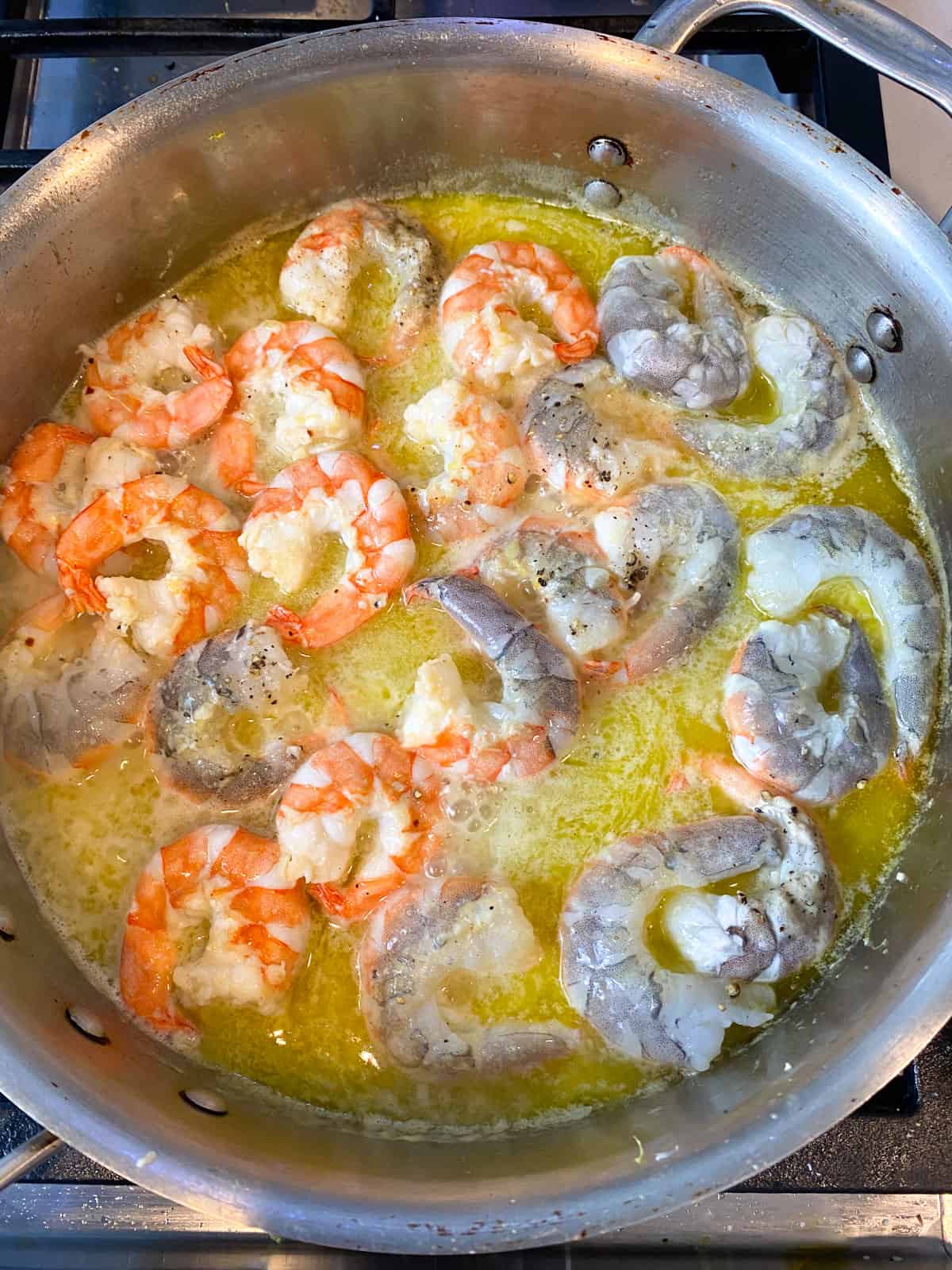 Cook the shrimp in the butter wine sauce until the first side turns pink, then turn over and cook the other side.