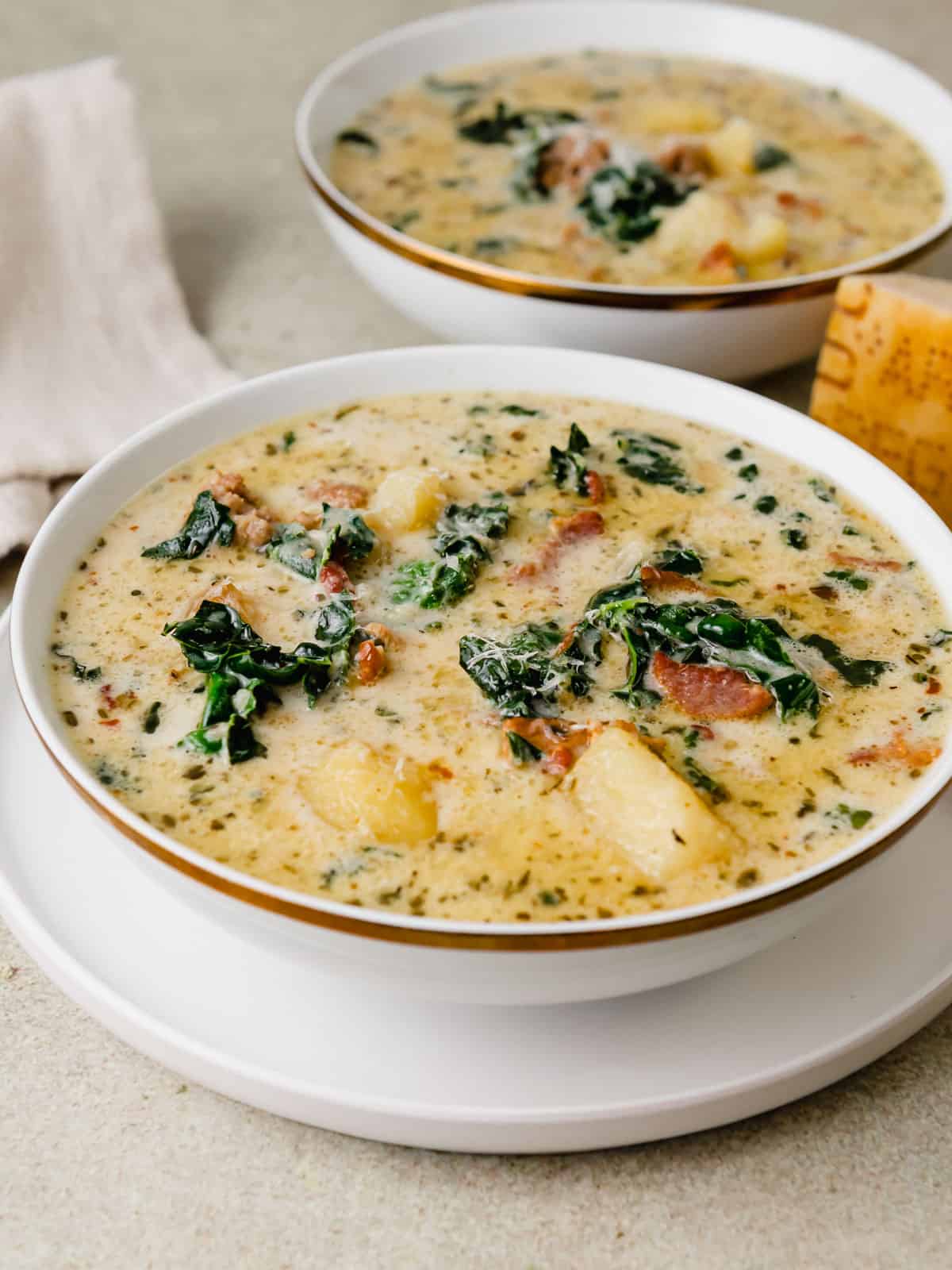 Easy zuppa toscana soup recipe with potatoes, kale, sausage and bacon.