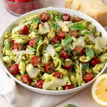 This pesto caprese pasta salad with full of cherry tomatoes, Parmesan cheese and a vibrant fresh pesto.