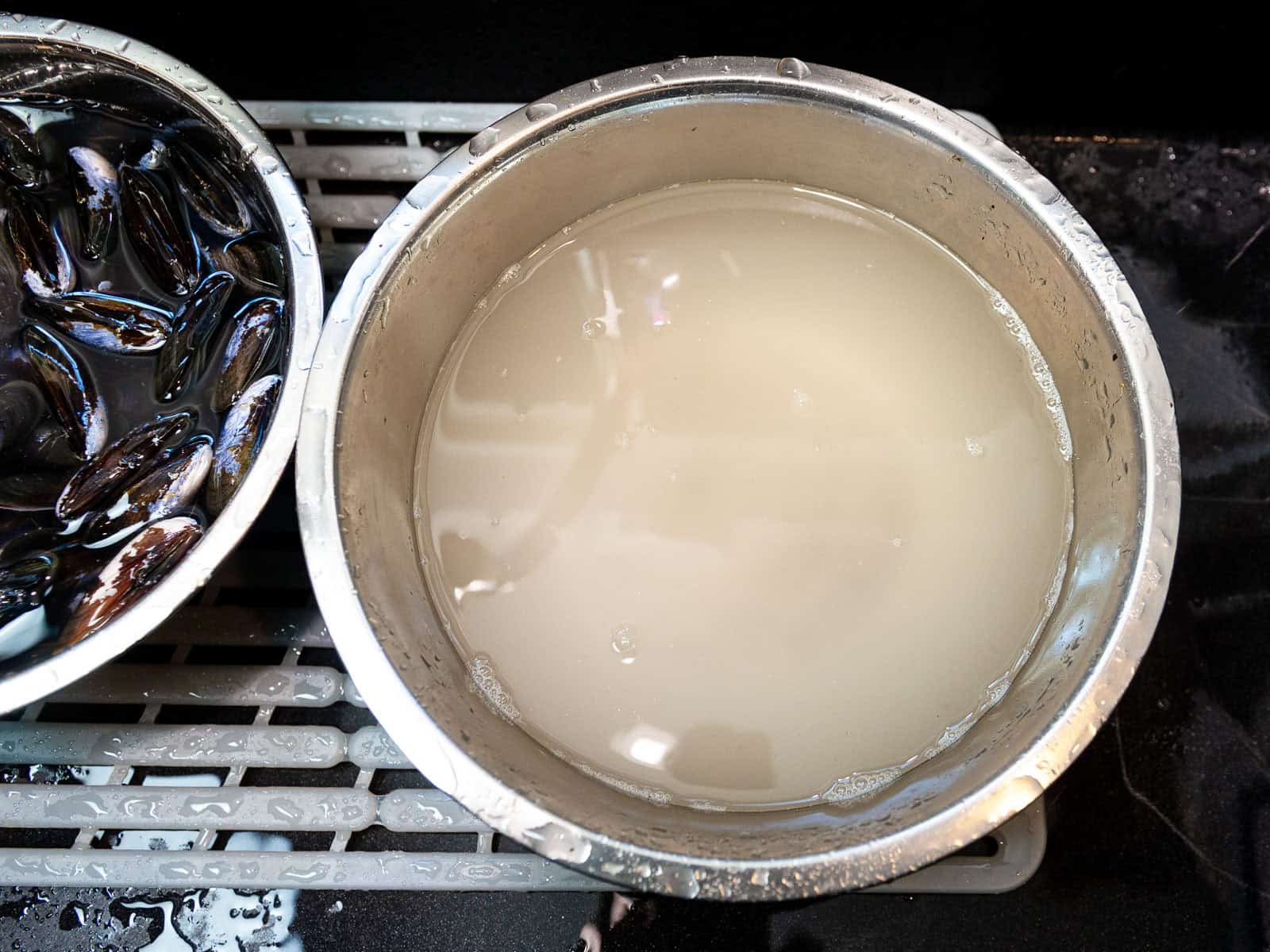 After soaking and cleaning the mussels, the water will look dirty.