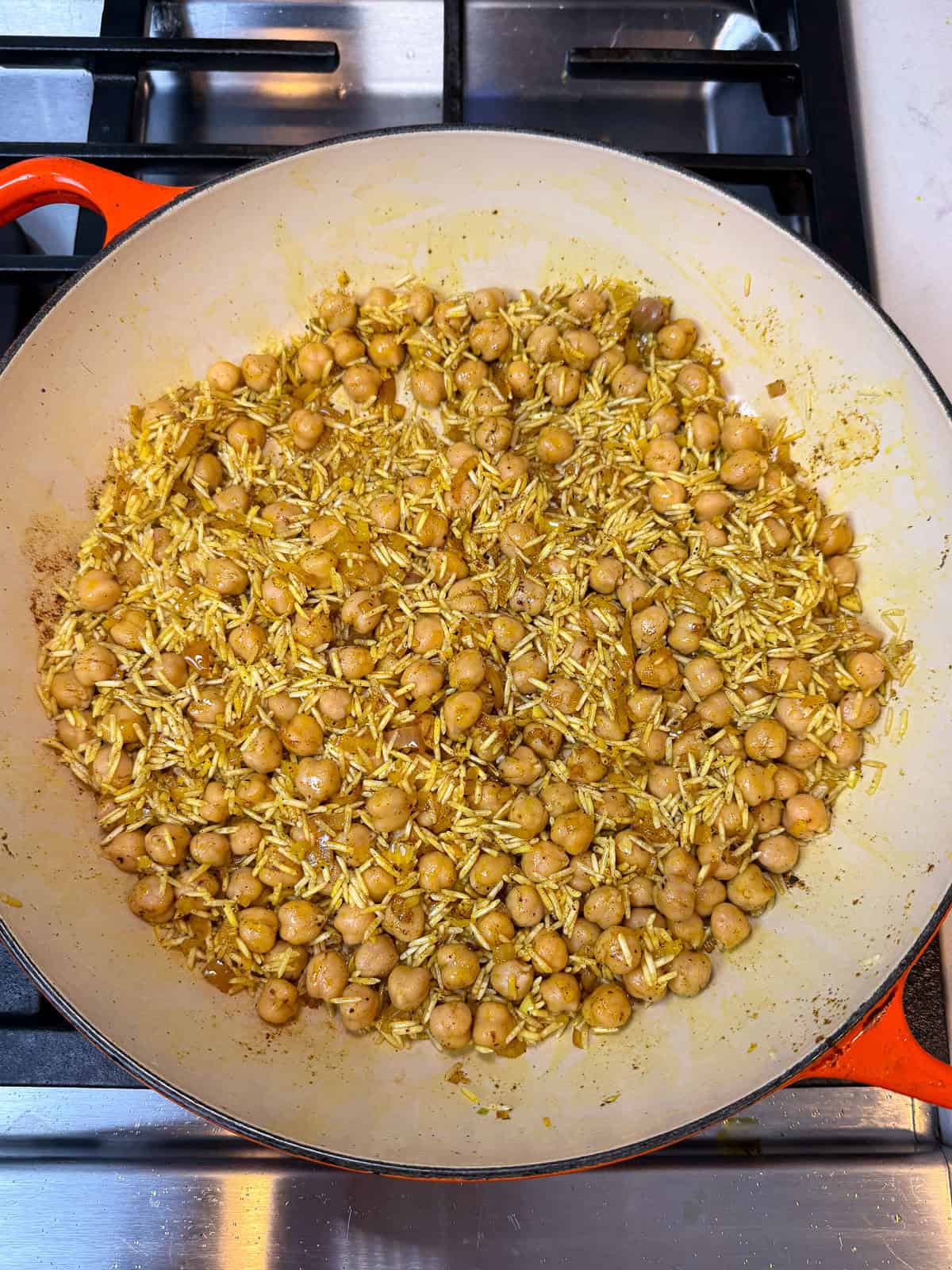 Add the drained chickpeas to the toasted rice.
